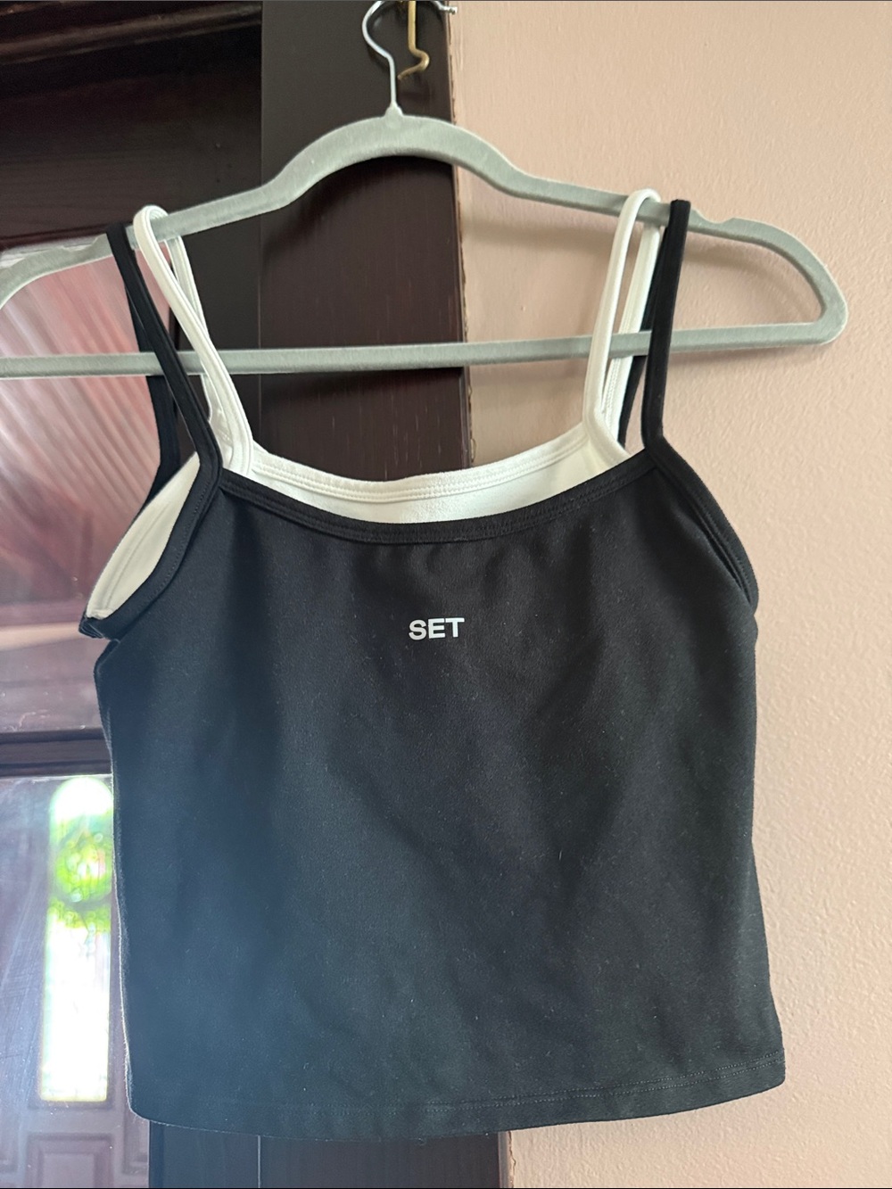 Set active white and black tank with built in bra